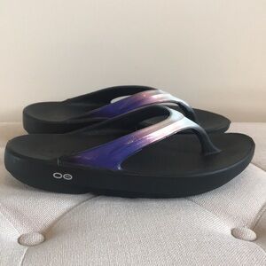 Oofos flip flops sandals irredescent Sz 10